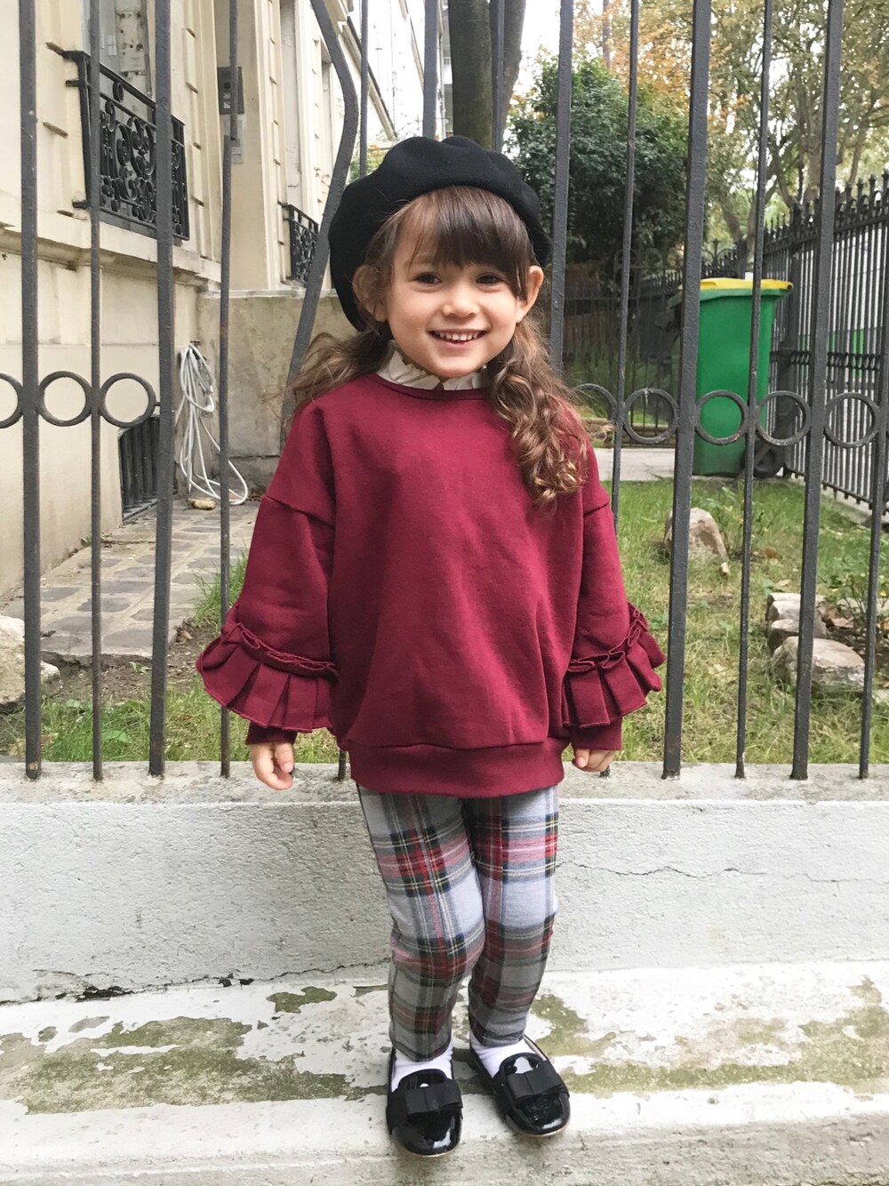 「赤チェック、ベレー帽、ローファー、白靴下、スエット、ハイネックブラウス、GUコーデ、ZARA KIDS、フリル袖、つけ襟」｜「☆のアイテム（その他、その他）」を使った、Lilyさん（キッズ・100cm）の秋コーディネートの1枚目の写真