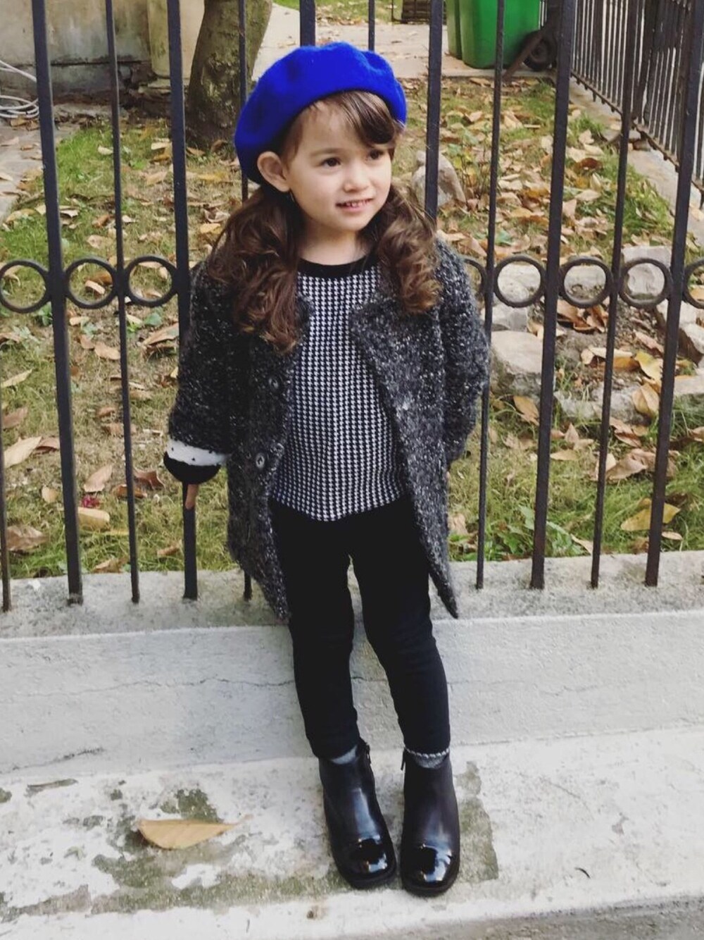「beret、electric blue、ブルーコーデ、千鳥格子、tinycottons、タイニーコットンズ、ZARA KIDS、楽天、ベレー帽、ノーカラーコート」｜「楽天のアイテム（ハンチング/ベレー帽、ブルー系）」を使った、Lilyさん（キッズ・100cm）の秋コーディネートの1枚目の写真