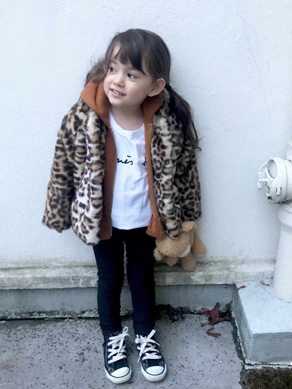 「ユニクロ、UNIQLO、アニエスベー、コンバース、レオパード、レオパードコート、白Tシャツ、ザラキッズ、ZARAKIDS、ノーカラージャケット」｜「☆のアイテム（その他、その他）」を使った、Lilyさん（キッズ・100cm）の秋コーディネートの1枚目の写真