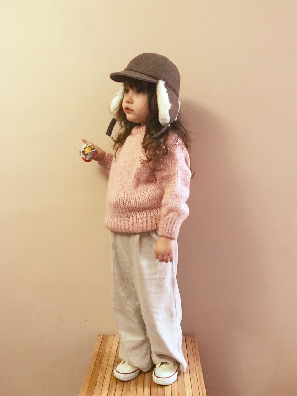 「ピンク、ピンクニット、ピンクコーデ、コーラルピンク、ピンク×ブラウン、コンバース ハイカット、ピンク×白、ZARAKIDS、ザラキッズ、プティマイン」｜「☆のアイテム（その他、その他）」を使った、Lilyさん（キッズ・100cm）の冬コーディネートの1枚目の写真