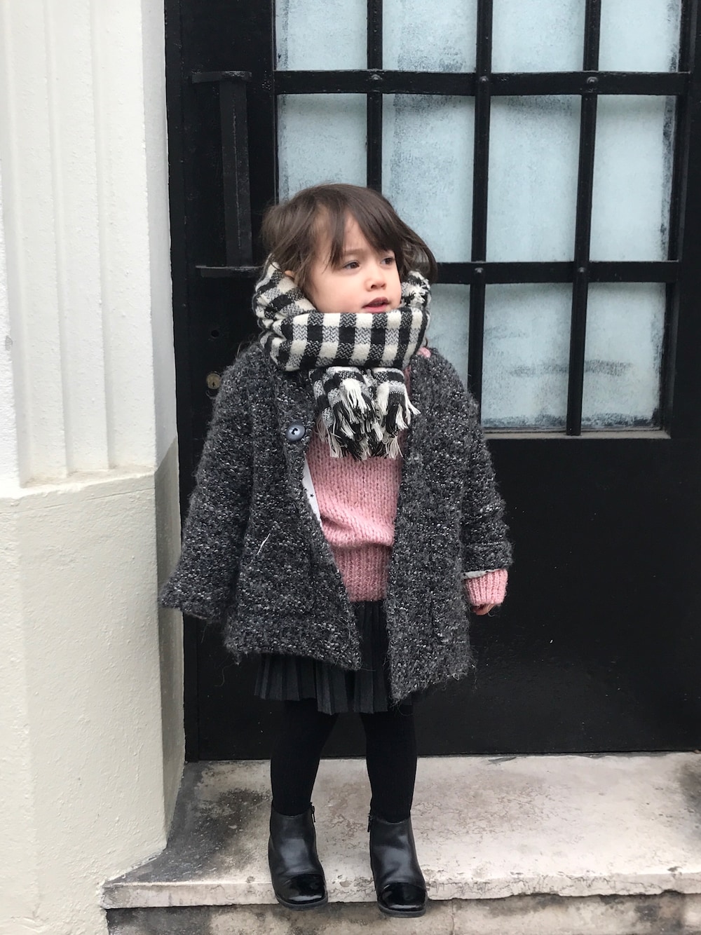 「ピンクニット、ピンク、ピンク×ブラック、ザラキッズ、ZARA KIDS、黒タイツ、アンクルブーツ、プリーツスカート、春色、春コーデ」｜「☆☆のアイテム（その他、その他）」を使った、Lilyさん（キッズ・100cm）の冬コーディネートの1枚目の写真