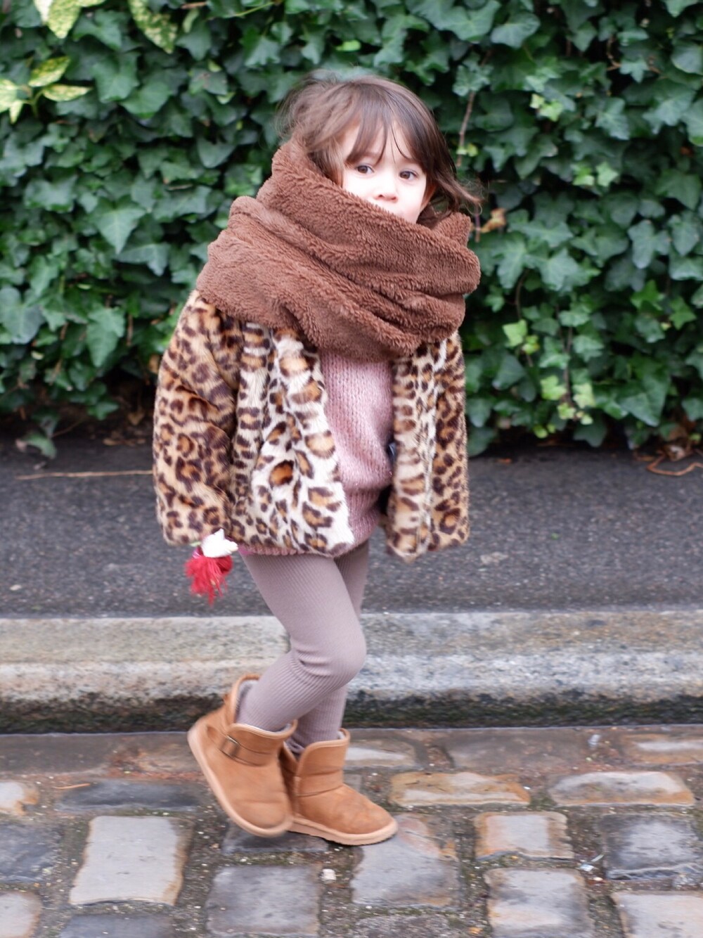 「pink、ピンク、ピンクニット、ピンクコーデ、ZARA KIDS、monmimi、レオパード、フェイクファー、ムートンブーツ、ファースヌード」｜「☆のアイテム（その他、その他）」を使った、Lilyさん（キッズ・100cm）の冬コーディネートの1枚目の写真