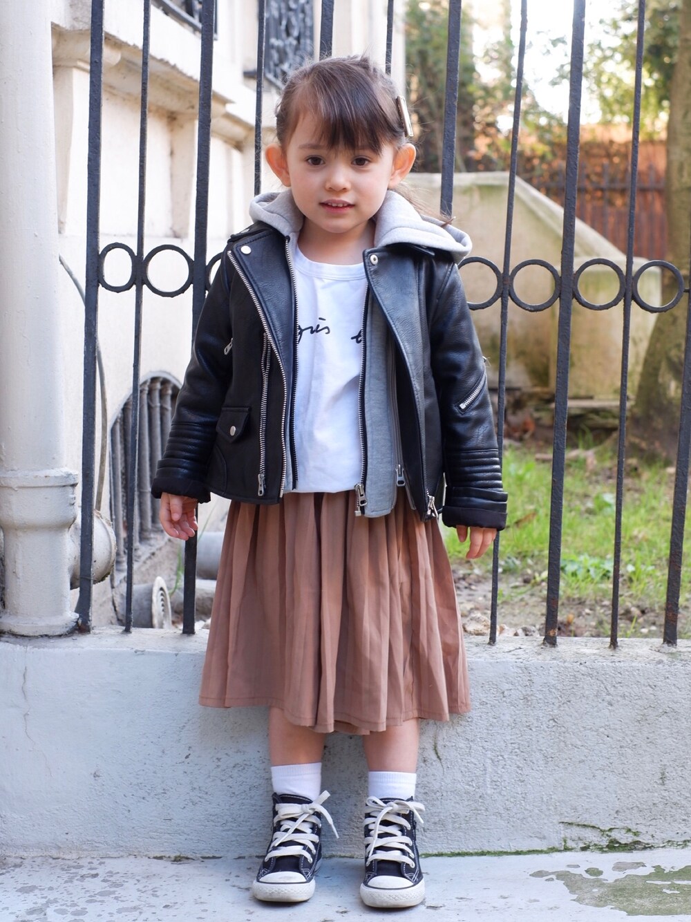 「ライダースジャケット、コンバース ハイカット、アニエスベー、白ソックス、白Tシャツ、ベージュスカート、ZARA KIDS、ciaopanicTYPY」｜「☆のアイテム（その他、その他）」を使った、Lilyさん（キッズ・100cm）の冬コーディネートの1枚目の写真
