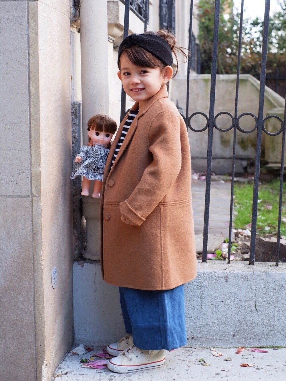 「ボーダートップス、デニムワイドパンツ、コンバース、コンバース ハイカット、オーバーコート、オーバーサイズ、ZARA KIDS、ザラキッズ」｜「☆のアイテム（その他、その他）」を使った、Lilyさん（キッズ・100cm）の春コーディネートの1枚目の写真