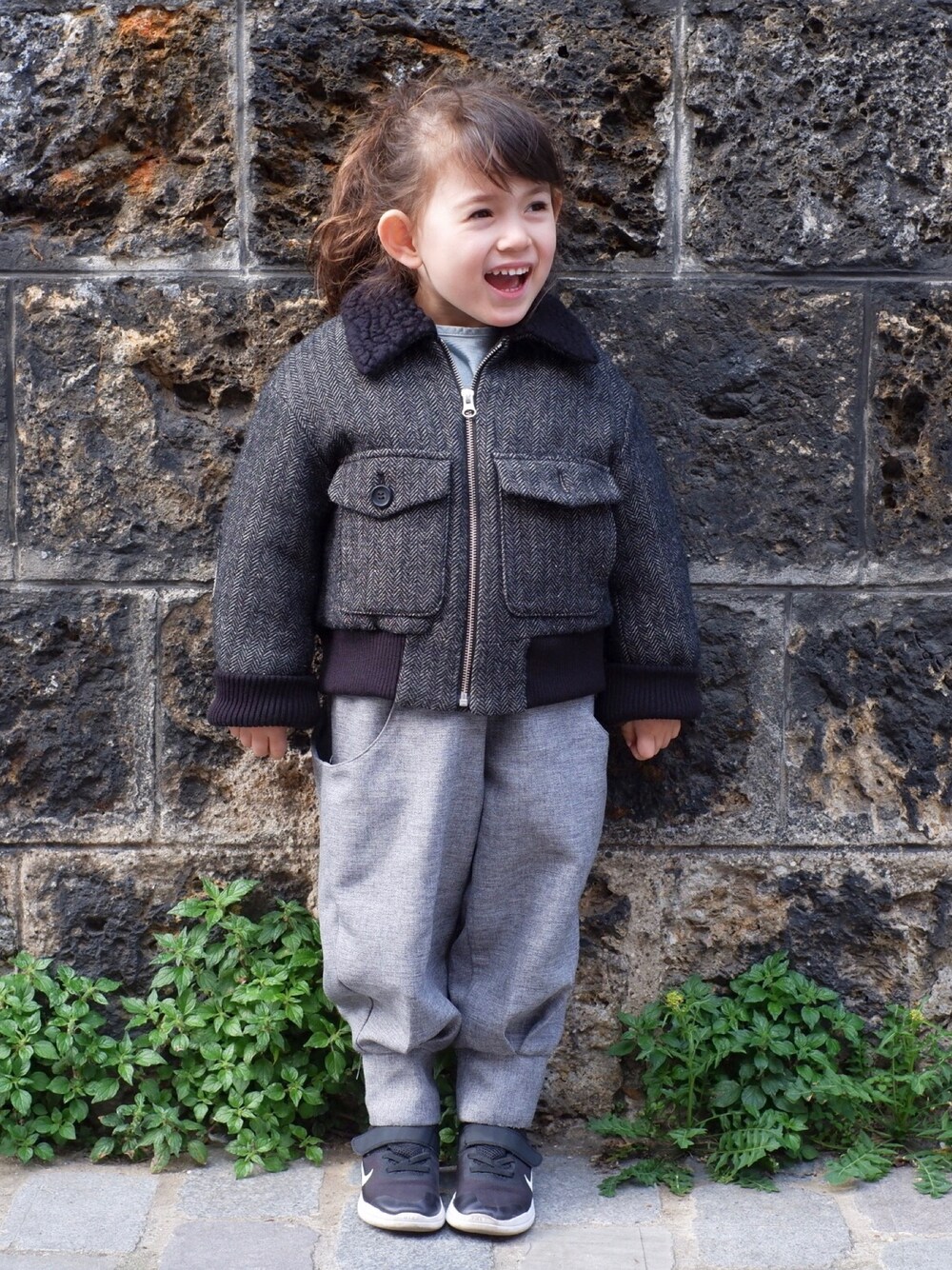 「girl、YellowPelota、antiqua、GRIS、NIKE、NIKEKIDS、オーバーサイズ、ボリュームパンツ」｜「☆のアイテム（その他、その他）」を使った、Lilyさん（キッズ・100cm）の春コーディネートの1枚目の写真