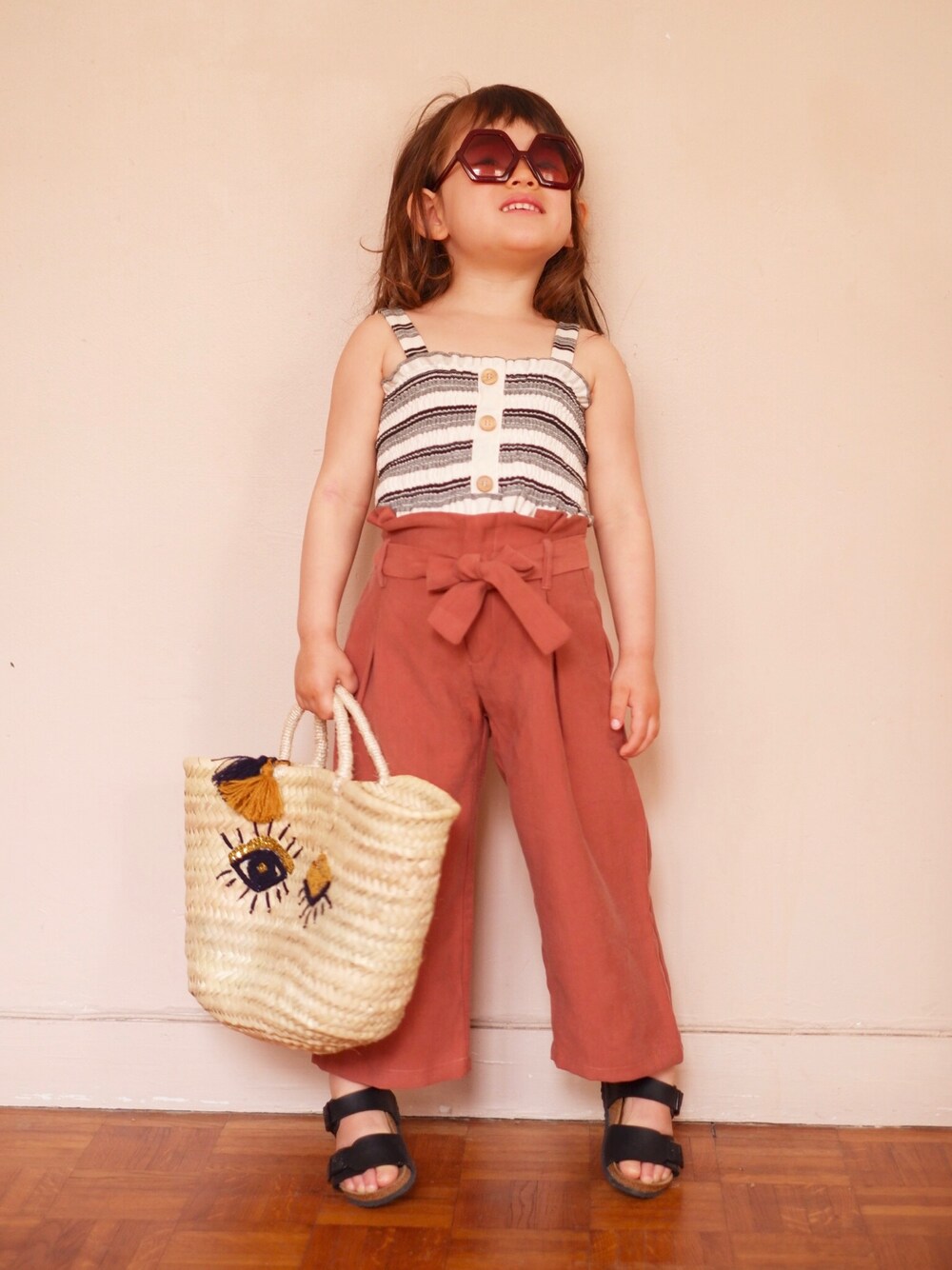 「birkenstock、ビルケンシュトック、ハイウエスト、ハイウエストパンツ、ZARA KIDS、ザラキッズ、sonsanddaughters、ベイクドカラー、テラコッタ」｜「sons + daughtersのアイテム（サングラス、ブラウン系）」を使った、Lilyさん（キッズ・100cm）の春コーディネートの1枚目の写真
