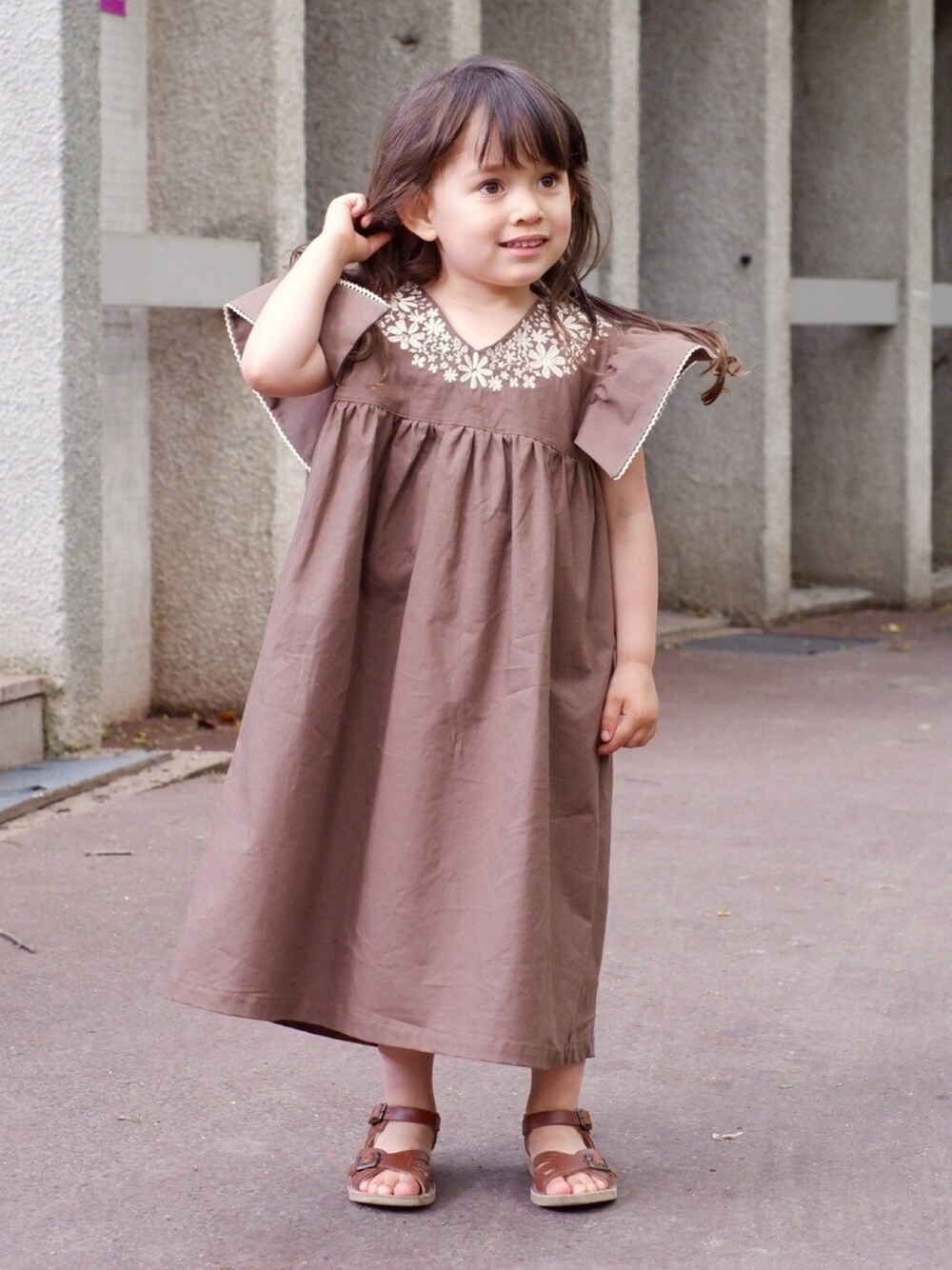 「刺繍ワンピース、刺繍、ハンドメイド、handmade、プリンセス、ボリューム袖」｜「Handmadeのアイテム（ドレス、ブラウン系）」を使った、Lilyさん（キッズ・92cm）の夏コーディネートの1枚目の写真