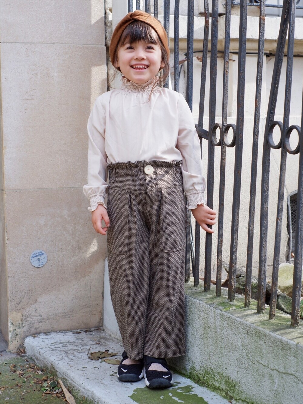 「春コーデ、はるコーデ、ナイキスニーカー、ハイウエストパンツ」｜「ZARA KIDSのアイテム（その他パンツ、ブラウン系）」を使った、Lilyさん（キッズ・100cm）の冬コーディネートの1枚目の写真