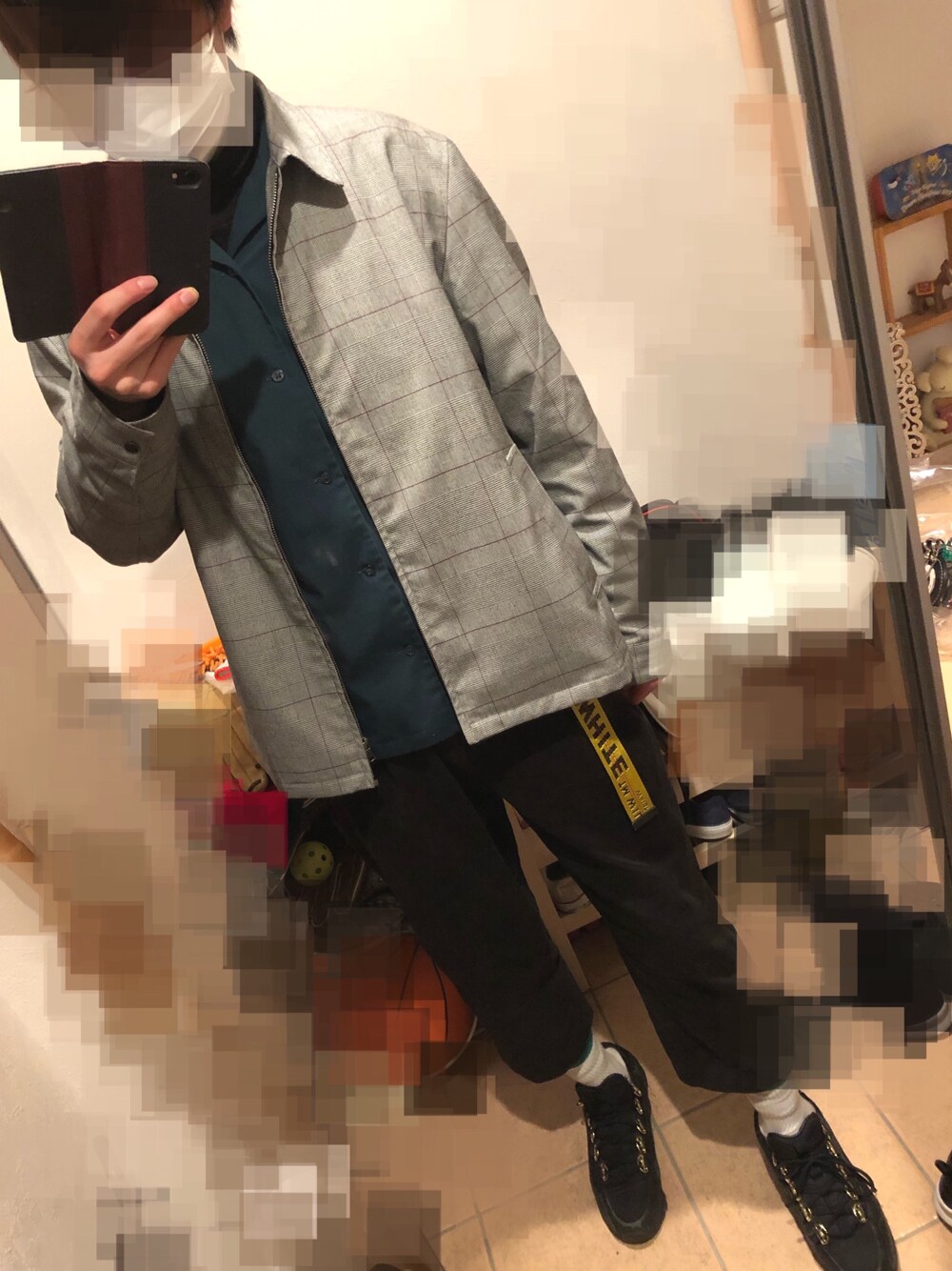 グリーン系のシャツ/ブラウス、ブラック系のTシャツ/カットソー、グレー系のブルゾンを着用したメンズの春コーディネートの1枚目の写真