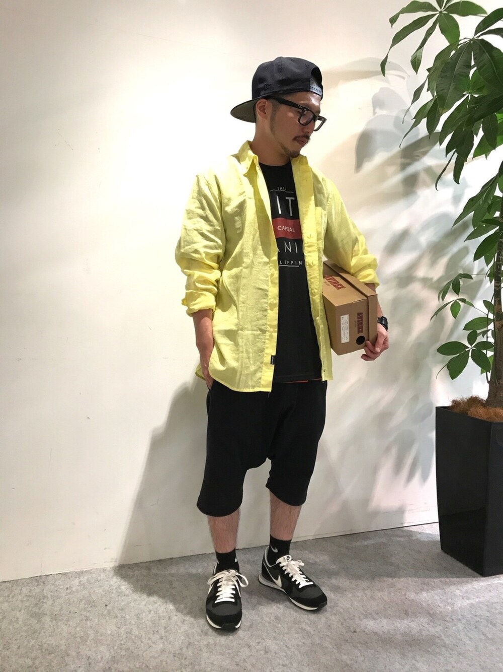 「黒、オーバーサイズ、カジュアルコーデ、summer、street、めがね、メガネ男子、ootd、AVIREX、イエロー」｜「AVIREXのavirex/アヴィレックス/メンズ/L/S LINEN　B.D　SHIRT/長袖　リネン　ボタンダウンシャツ　（シャツ/ブラウス、イエロー系）」を使った、みなとみらいosamuさん（メンズ・163cm）の夏コーディネートの1枚目の写真