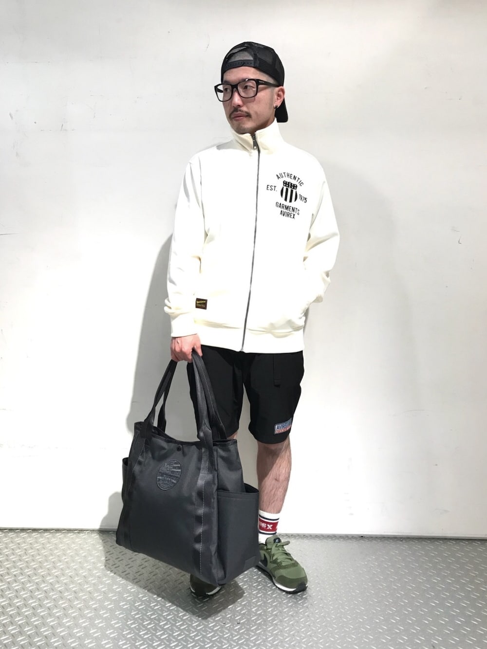 「スポーツミックス、めがね、トートバッグ、キャップ、メッシュキャップ、AVIREX、AVIREX新潟店、ショートパンツ、ニューエラ、ヒゲ」｜「AVIREXのAVIREX/アヴィレックス/ VARSITY JERSEY/ ヴァーシティー ジャージ（ジャージ、ホワイト系）」を使った、みなとみらいosamuさん（メンズ・164cm）の春コーディネートの1枚目の写真