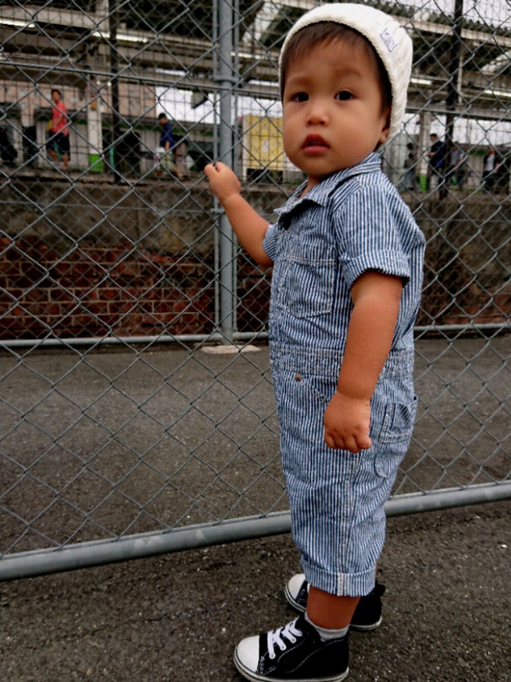 「converse、1歳、1歳半、男の子、つなぎ」｜「BEAMSのアイテム（ニットキャップ/ビーニー、ホワイト系）」を使った、ぴょんきちさん（キッズ・80cm）の秋コーディネートの1枚目の写真