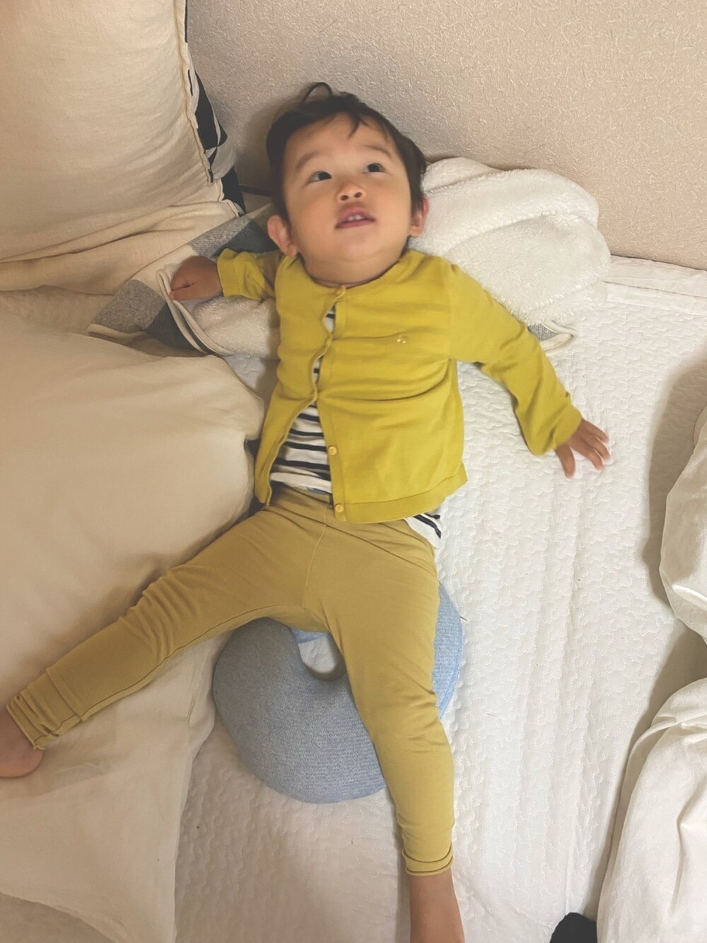 「むすこーで」｜「Bonpointのアイテム（カーディガン/ボレロ、イエロー系）」を使った、souさん（キッズ・80cm）の春コーディネートの1枚目の写真