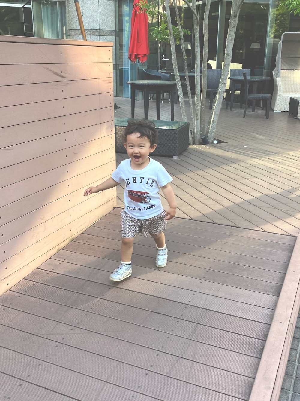 「キッズファッション、むすこーで」｜「Design Tshirts Store graniphのアイテム（ママ＆ベビー、ホワイト系）」を使った、souさん（キッズ・80cm）の春コーディネートの1枚目の写真