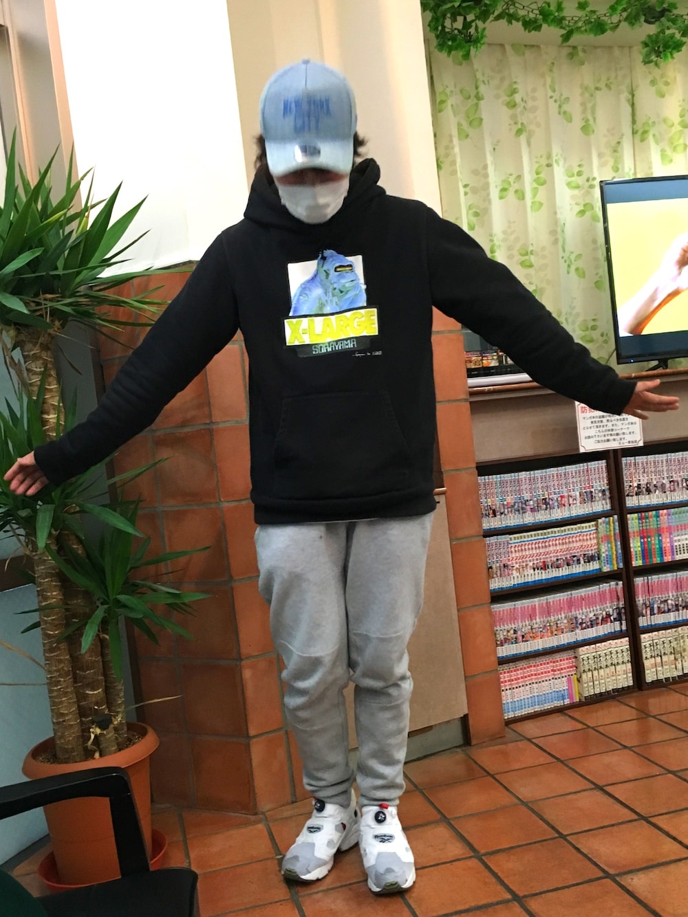 ブラック系のパーカー、グレー系のその他パンツ、ホワイト系のスニーカーを着用したメンズの冬コーディネートの1枚目の写真