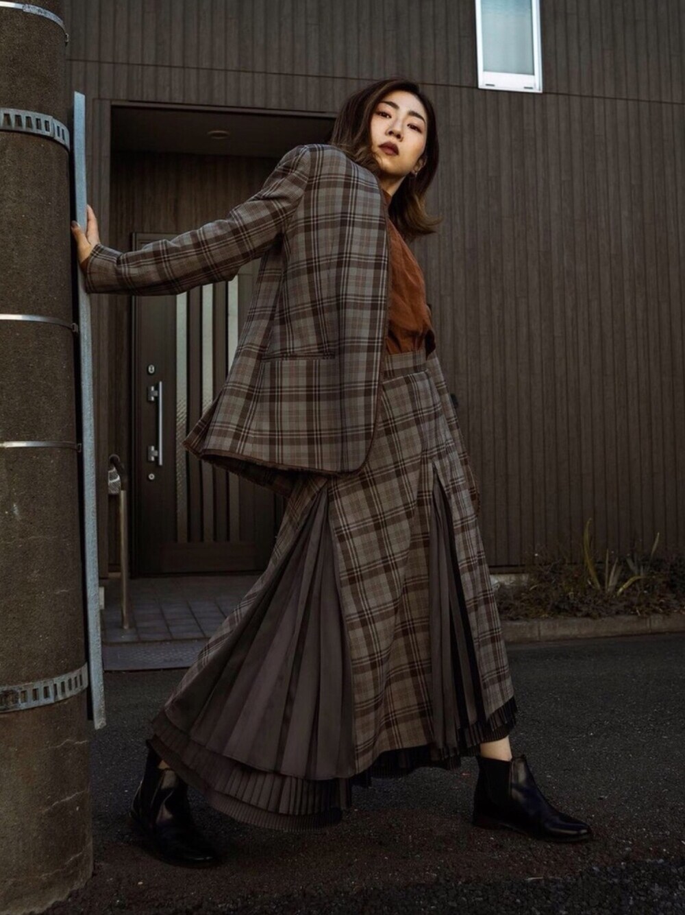 「H&M、RBS、BEAMS、セットアップ、チェック、ジャケット、プリーツスカート、オリーブ、ブラウン、チョコ色に染まれ」｜「H&Mのアイテム（トップス、ブラウン系）」を使った、Yuko Nakamuraさん（レディース・159cm）の冬コーディネートの1枚目の写真