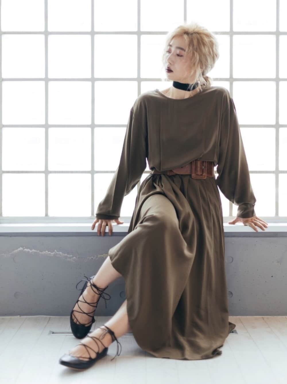 「ワンピース、オリーブ、カーキ、ベルト、バレエシューズ、パンプス、黒、RBS、スタイリスト、チョコ色に染まれ」｜「スタイリスト私物のアイテム（ワンピース、その他）」を使った、Yuko Nakamuraさん（レディース・159cm）の冬コーディネートの1枚目の写真