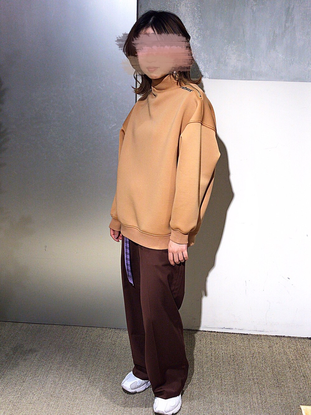 「ダイバートップス、whoswhogallery、adidas、スニーカー、ガチャベルト、instagram、ootd、おしゃれさんと繋がりたい」｜「WHO'S WHO galleryのCRAFTWORK ダイバートップス（スウェット、ベージュ系）」を使った、Yuko Nakamuraさん（レディース・159cm）の春コーディネートの1枚目の写真