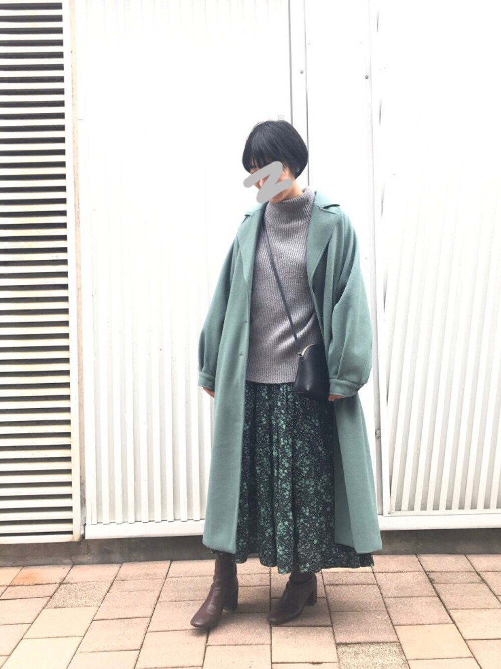 「大人カジュアル、グリーン、ロングコート、花柄ワンピース、ショートブーツ、デートスタイル（WOMEN）、ザラジョ、レイヤード」｜「notch.のバックスリットコート（ステンカラーコート、グリーン系）」を使った、ともみさん（レディース・160cm）の冬コーディネートの1枚目の写真
