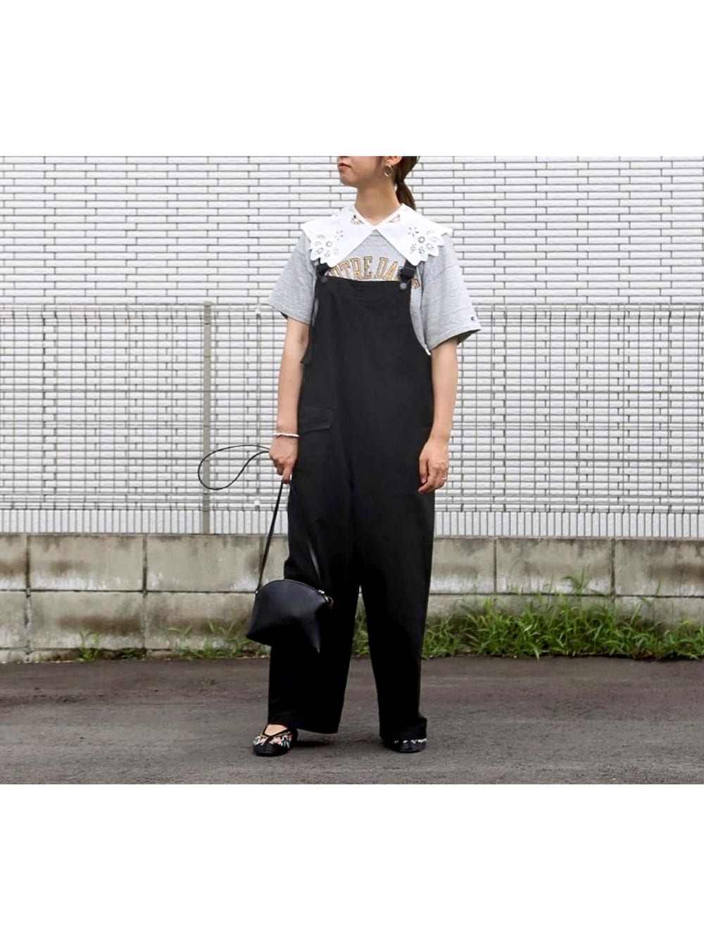 「大人カジュアル、時差投稿、オーバーオール、freada、付け襟、古着MIX、古着Tシャツ、チャイナシューズ」｜「FREAK'S STOREのFreada/フリーダ　ミリタリーサロペット（サロペット/オーバーオール、ブラック系）」を使った、ともみさん（レディース・160cm）の秋コーディネートの1枚目の写真
