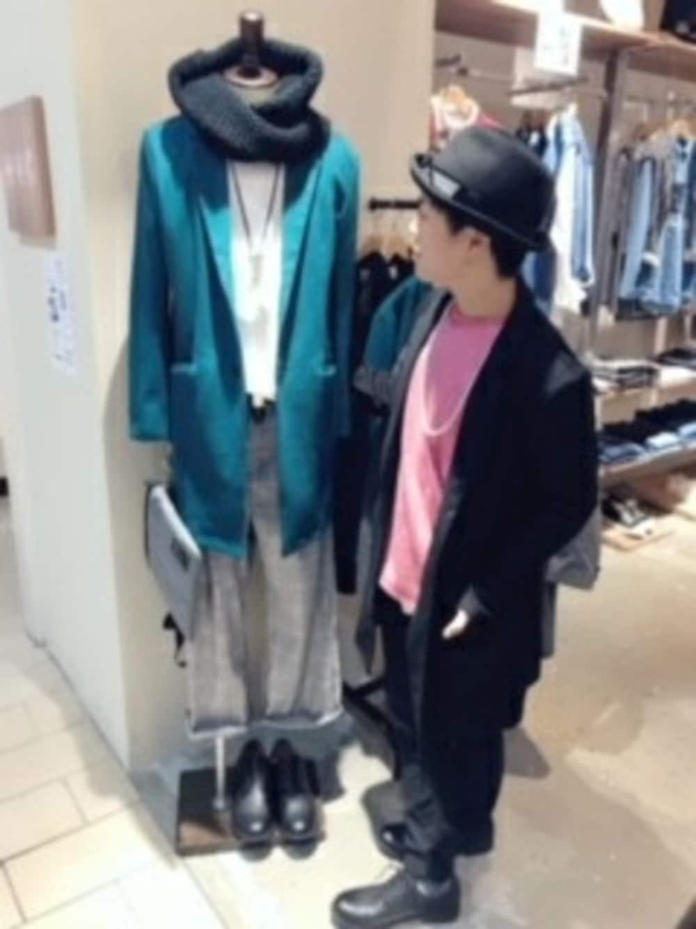 ブラック系のドレスシューズを着用したメンズの冬コーディネートの1枚目の写真