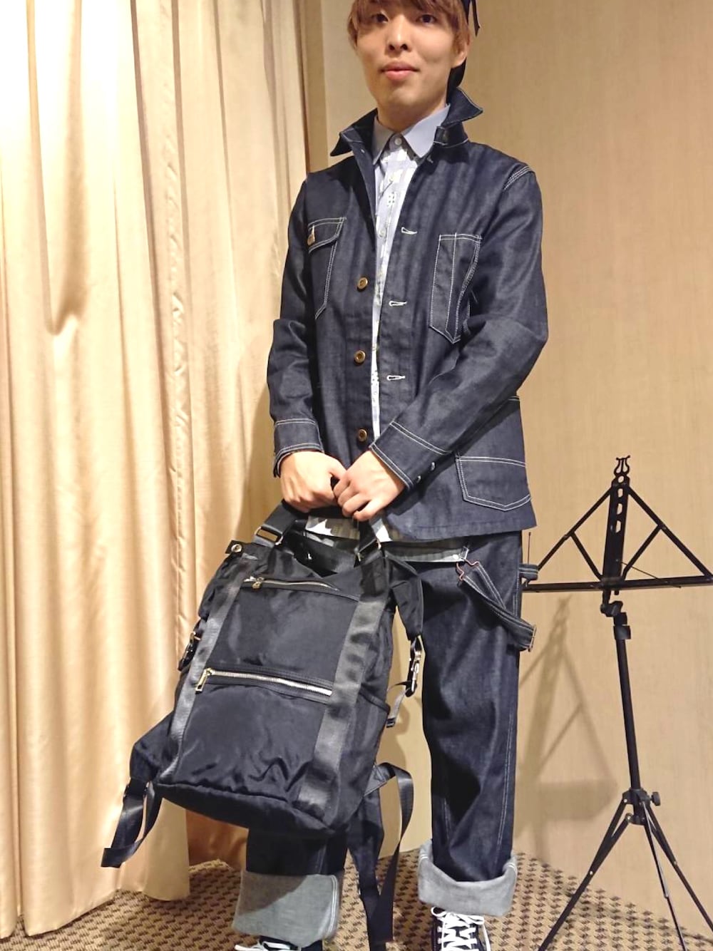 ブルー系のデニムジャケット、ブルー系のサロペット/オーバーオール、グレー系のシャツ/ブラウスを着用したメンズの春コーディネートの1枚目の写真