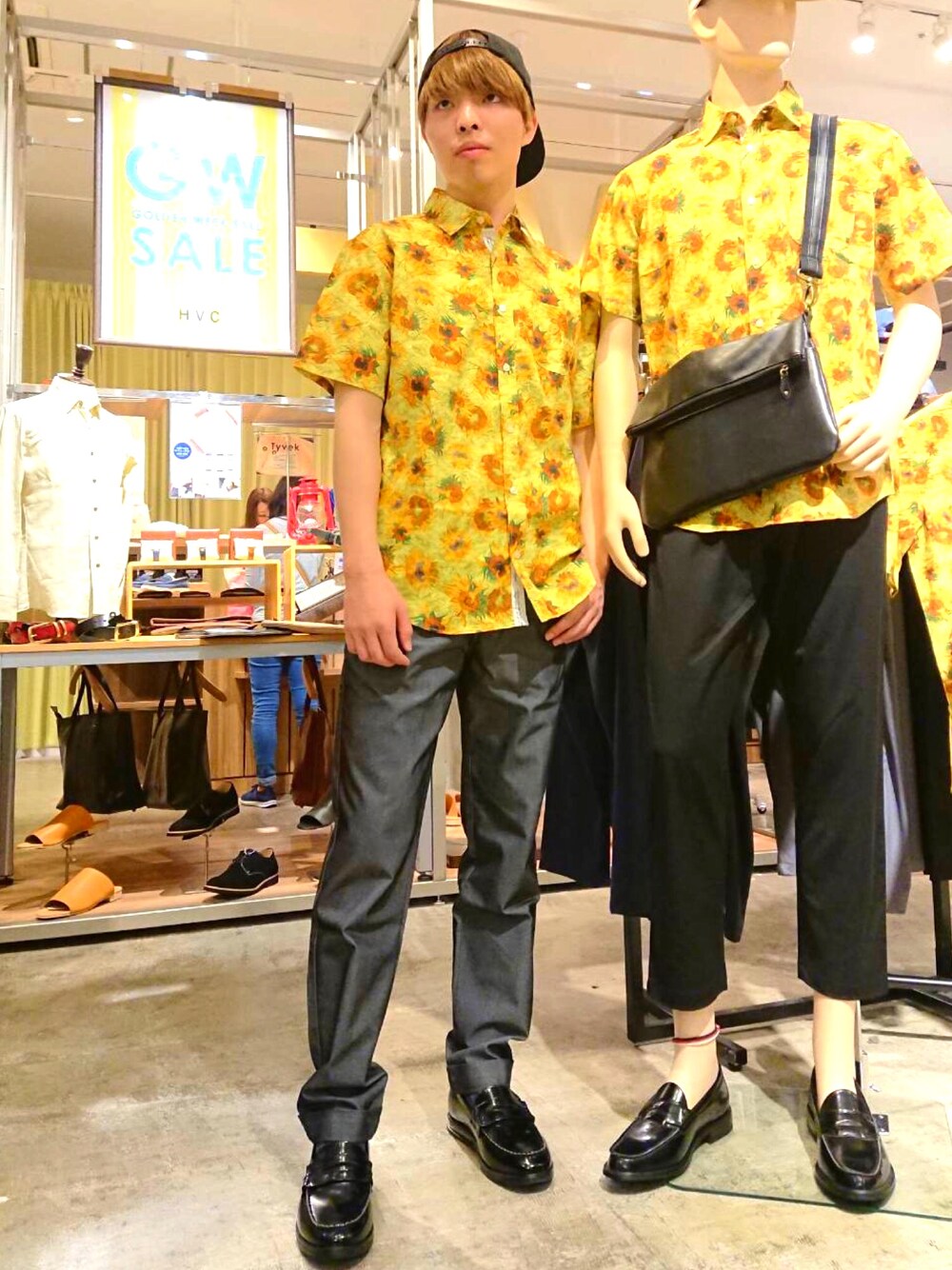 イエロー系のシャツ/ブラウス、グレー系のチノパンツ、ブラック系のローファーを着用したメンズの春コーディネートの1枚目の写真