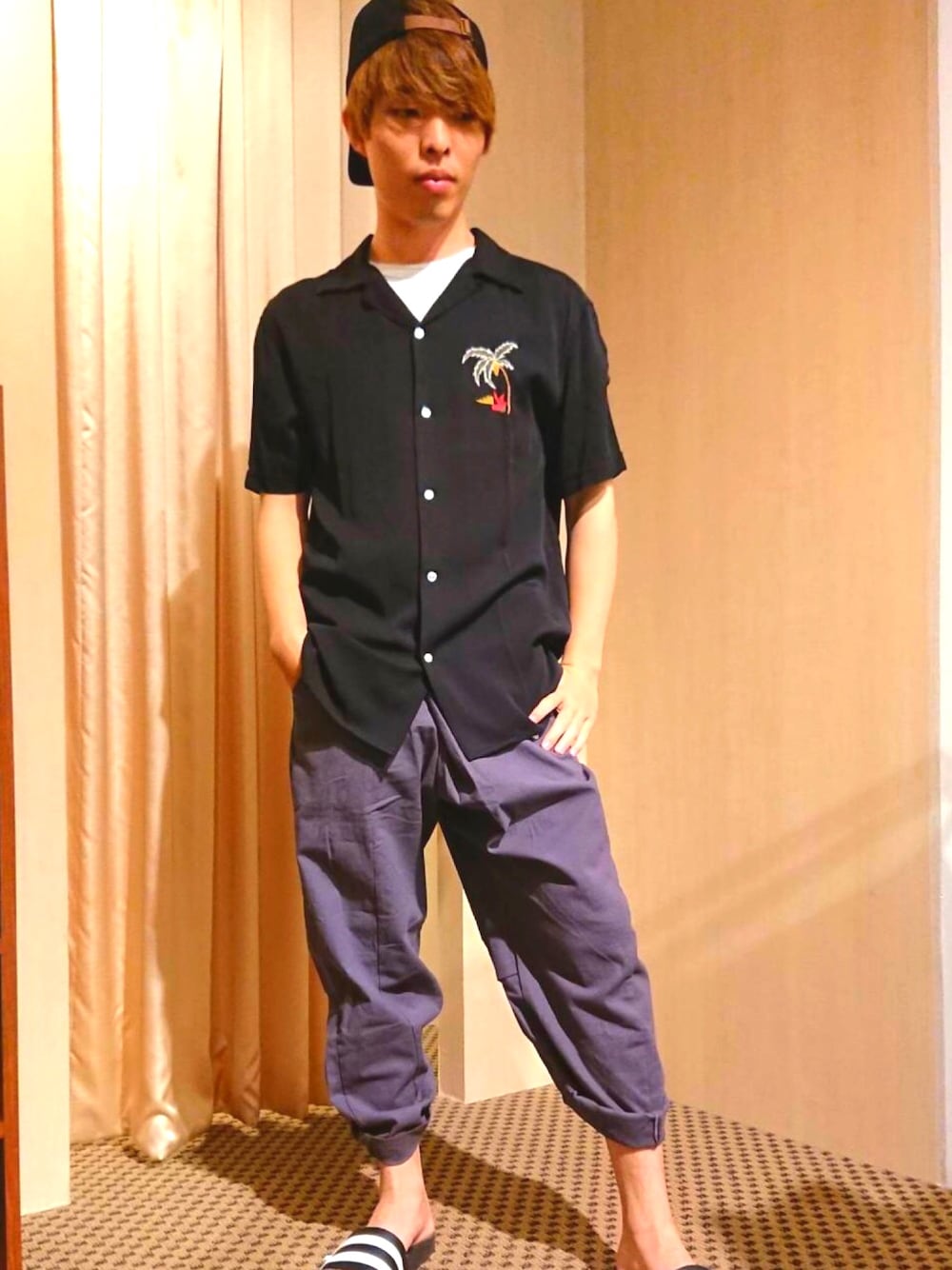 ブラック系のシャツ/ブラウス、グレー系のその他パンツ、ブラック系のサンダルを着用したメンズの夏コーディネートの1枚目の写真