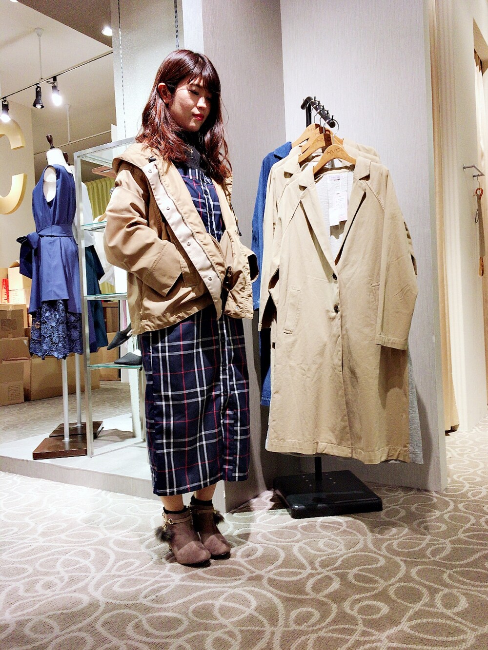 「ジャンスカ、チェック、ワンピース、マウンテンパーカー、ネイビー、チェックコーデ、HVC、hvc  femme、ジャンパースカート」｜「hvc femmeのhvc femme / チェックキャミワンピース（ワンピース、ブルー系）」を使った、HVC大津一里山店さん（メンズ・172cm）の秋コーディネートの1枚目の写真
