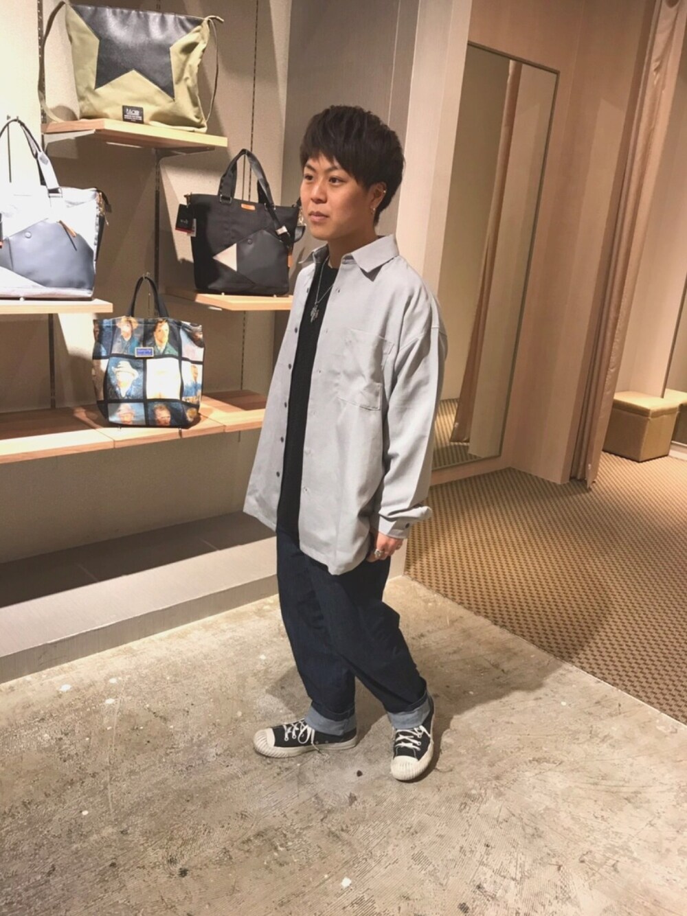 グレー系のシャツ/ブラウス、ブルー系のデニムパンツ、ブラック系のTシャツ/カットソーを着用したメンズの春コーディネートの1枚目の写真