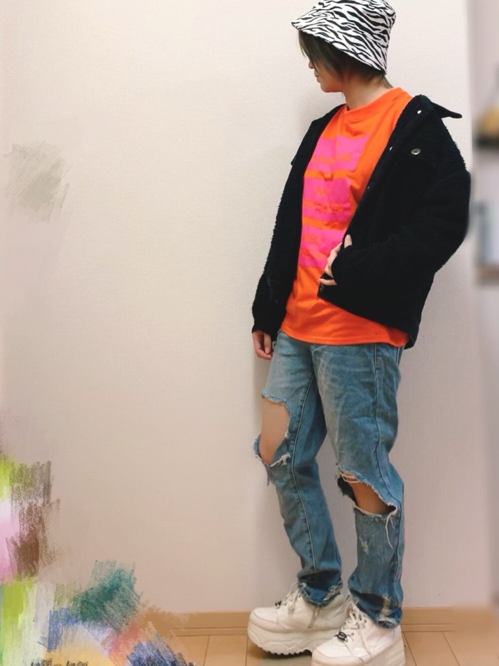 「ダメージジーンズ、YOSUKE、厚底スニーカー、WEGO、ゼブラ柄、jouetie、ボアジャケット、ダメージデニムパンツ、オレンジ、ストリート」｜「WEGOのアイテム（ハット、ホワイト系）」を使った、ちゃそさん（レディース・156cm）の冬コーディネートの1枚目の写真