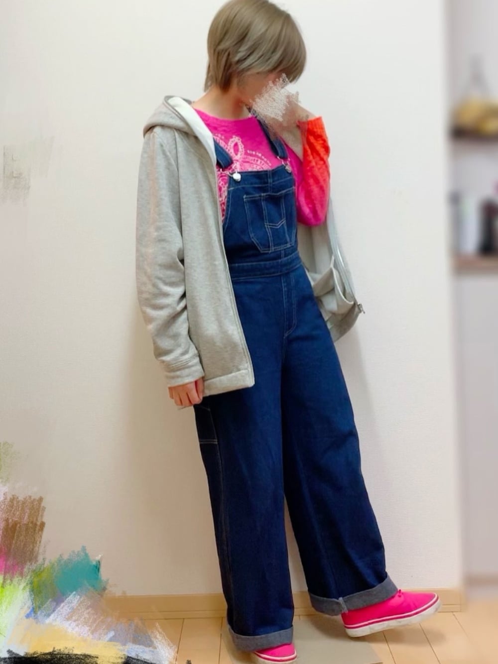 「reebok、JEANASiS、Desigual、ニット、グレーパーカー、ピンクスニーカー、オーバーオール、SpRay、グラデーション、あけましておめでとうございます！」｜「Desigualのアイテム（ニット/セーター、ピンク系）」を使った、ちゃそさん（レディース・156cm）の冬コーディネートの1枚目の写真