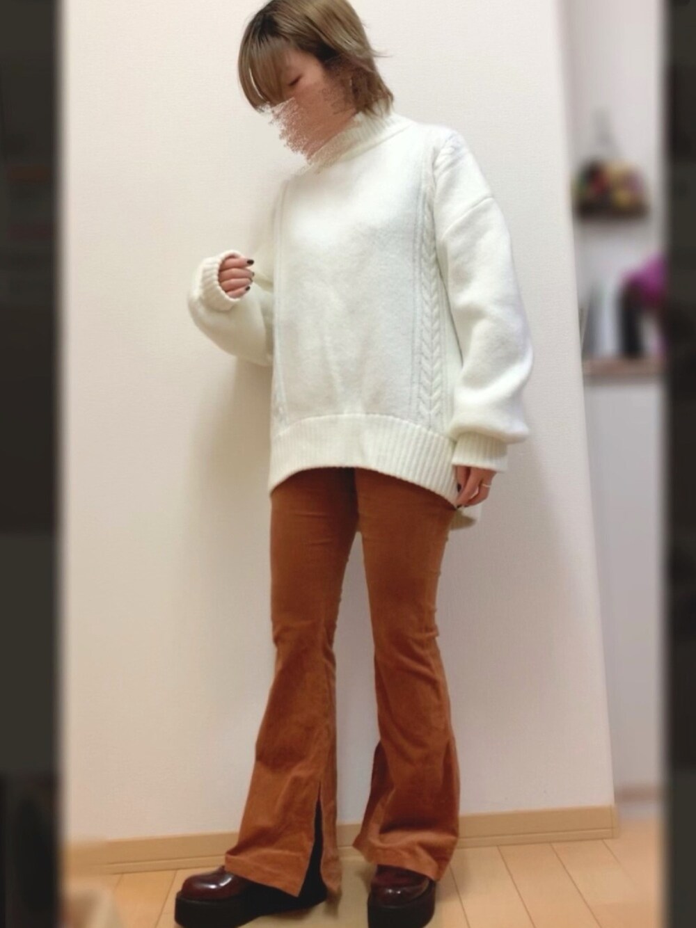 「フレアパンツ、コーデュロイパンツ、大人カジュアル、白ニット、ニットコーデ、セーター、ゆるコーデ、オーバーサイズニット、ブラウンパンツ、ブラウン色に染まれ」｜「jouetieのアイテム（ニット/セーター、ホワイト系）」を使った、ちゃそさん（レディース・156cm）の冬コーディネートの1枚目の写真
