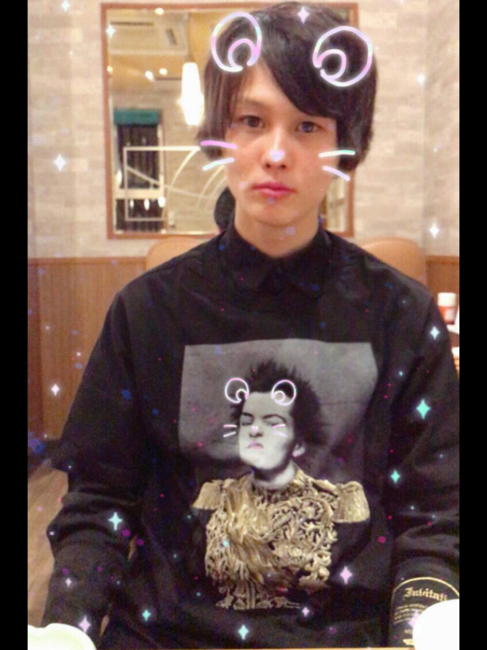 ブラック系のシャツ/ブラウス、ブラック系のTシャツ/カットソーを着用したメンズの春コーディネートの1枚目の写真