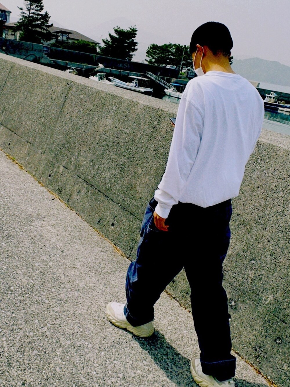 「カーハート」｜「CarharttのCarhartt ロゴロングスリーブTシャツ（Tシャツ/カットソー、ホワイト系）」を使った、和くんさん（メンズ・176cm）の春コーディネートの1枚目の写真