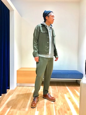 「TRANS CONTINENTS（トランスコンチネンツ）のアイテム（パンツ）」を使った、吉岡 和視さん（メンズ・175cm）の春コーディネート