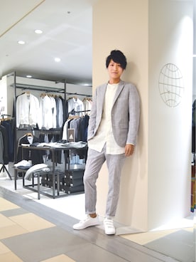 「TRANS CONTINENTS（トランスコンチネンツ）のアイテム（パンツ）」を使った、吉岡 和視さん（メンズ・175cm）の春コーディネート