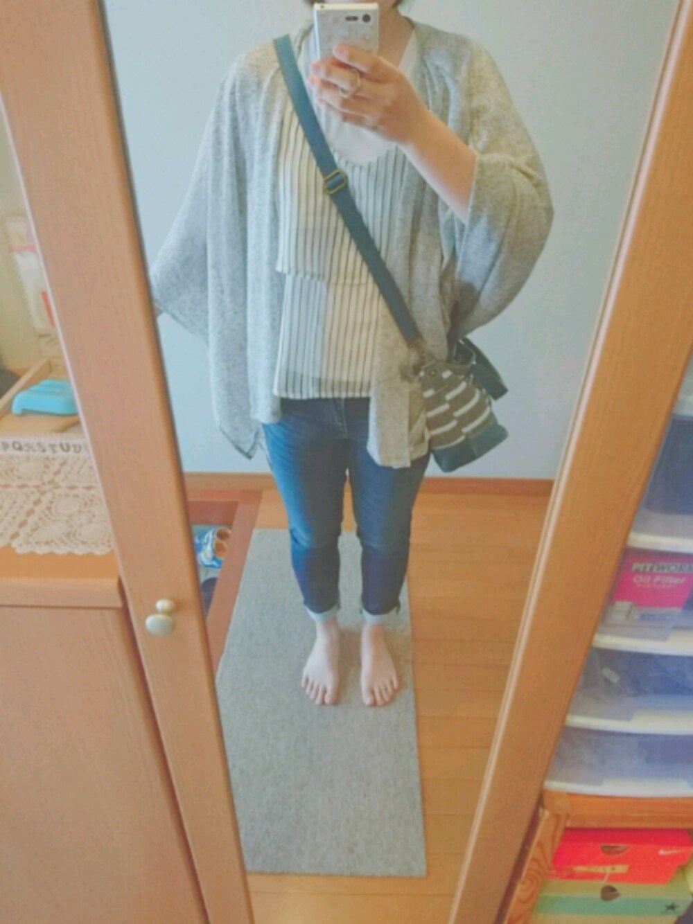 「キャミソール、ジーンズ」｜「しまむらのアイテム（その他アウター、グレー系）」を使った、HARUさん（レディース・165cm）の春コーディネートの1枚目の写真