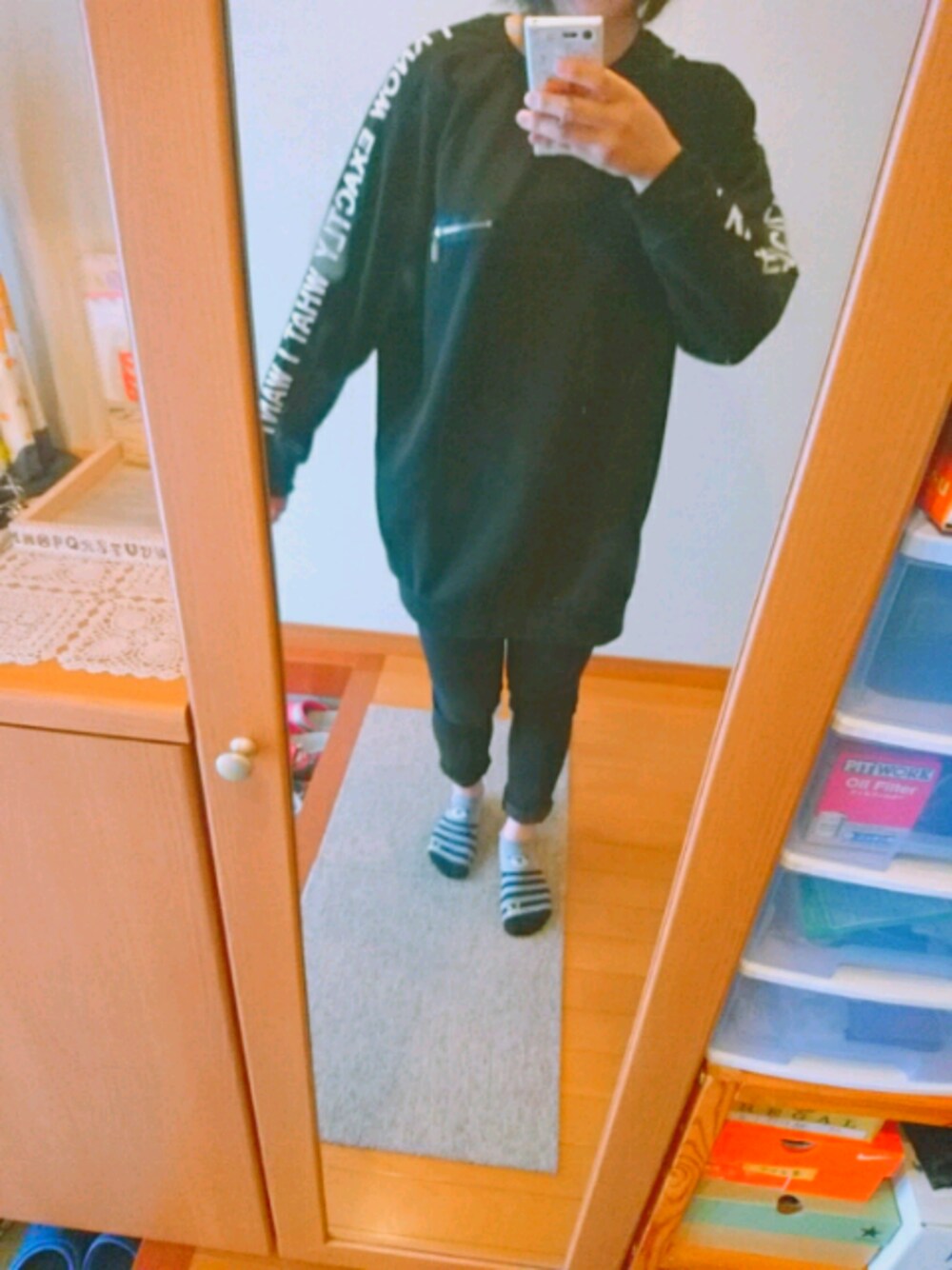 「韓国、ボーイッシュ」｜「Mac houseのアイテム（デニムパンツ、ブラック系）」を使った、HARUさん（レディース・165cm）の春コーディネートの1枚目の写真