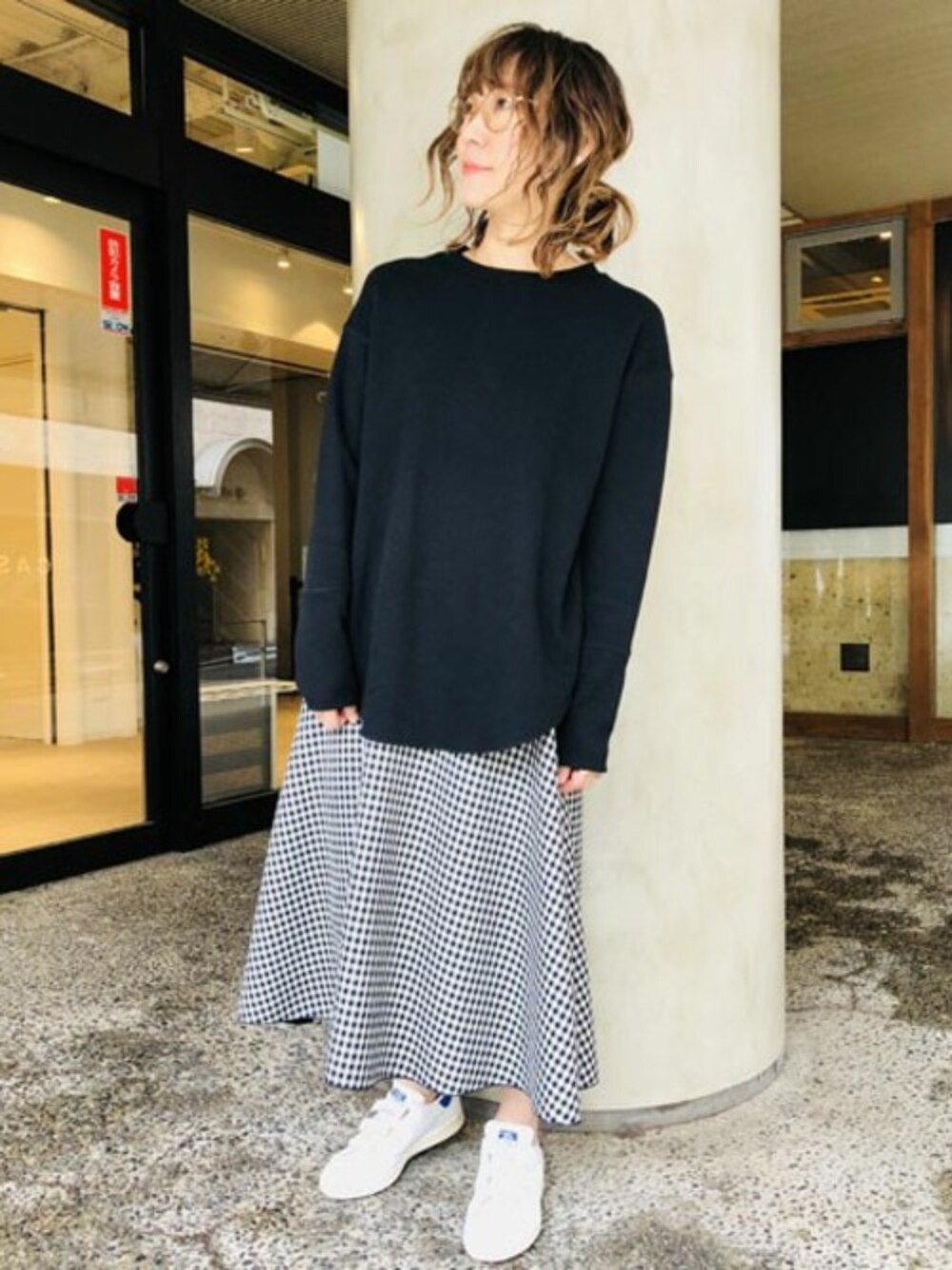 ブラック系のTシャツ/カットソー、ブルー系のスカートを着用したレディースの春コーディネートの1枚目の写真
