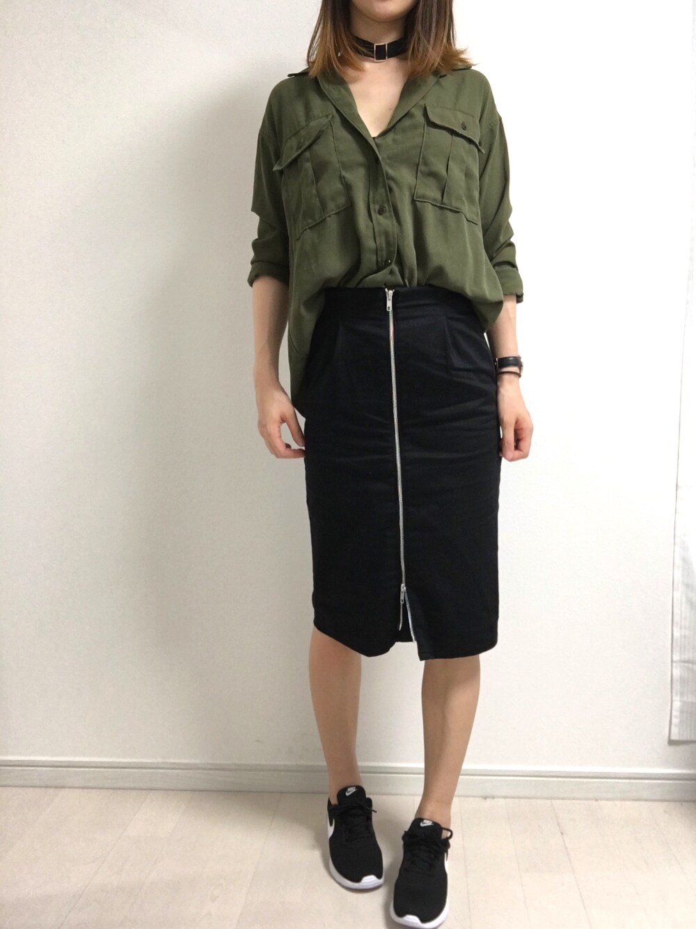 「ランニングシューズ、スニーカー、タイトスカート、カーキ、ミリタリーシャツ、ナイキ、オトナカジュアル、プチプラ、チョーカー、カジュアルコーデ」｜「GUのアイテム（シャツ/ブラウス、グリーン系）」を使った、まろ(MARO)さん（レディース・165cm）の春コーディネートの1枚目の写真