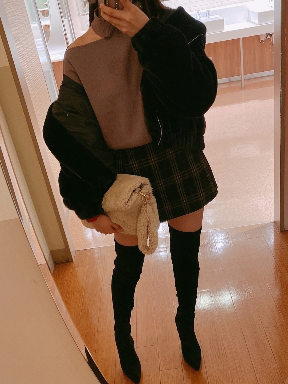 「クールコーデ、ニーハイブーツ、冬コーデ、冬アウター、おでかけ、おしゃれさんと繋がりたい、休日コーデ、アシメトップス、お気に入り、いいね、save、フォローお願いします🤑」｜「ZARAのアイテム（ジャケット/アウター、ブラック系）」を使った、saraさん（レディース・157cm）の冬コーディネートの1枚目の写真