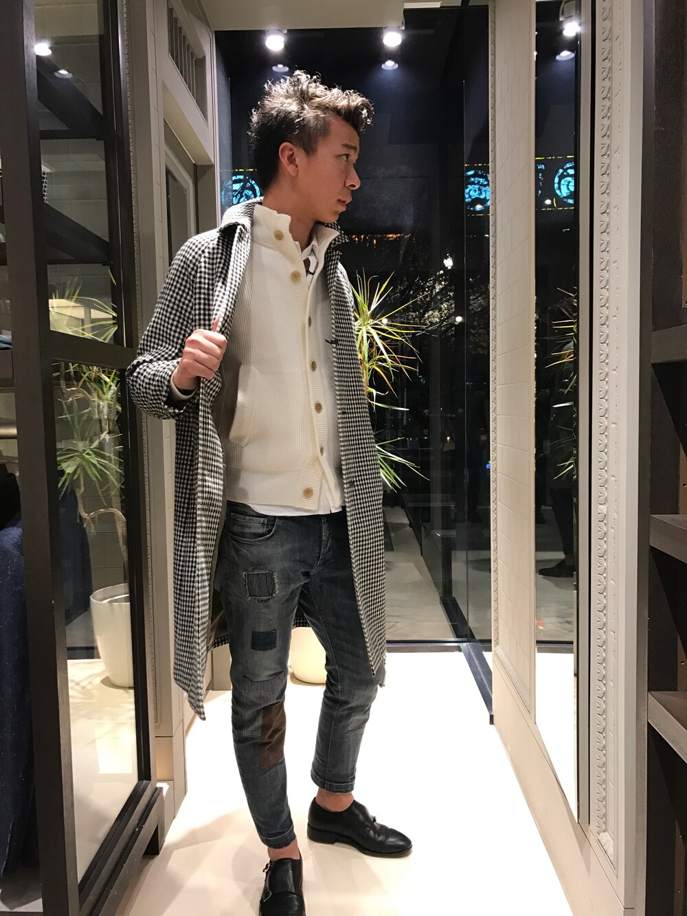 「コート、デニム、アントレ アミ、ブーツ、ビッグシルエット、シンプル、ootd」｜「DESIGNWORKSのアイテム（ダウンジャケット/コート、グレー系）」を使った、gotohidekiさん（メンズ・183cm）の冬コーディネートの1枚目の写真