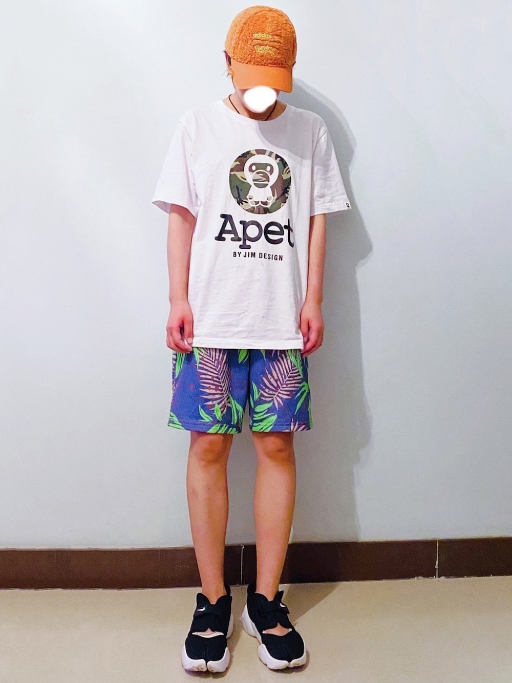 「カジュアル、秋のコーデ、大人カジュアル、シンプル、短パン、ゆるコーデ、ワイドパンツ、Tシャツ、スニーカー、おしゃれさんと繋がりたい」｜「ape teesのアイテム（Tシャツ/カットソー、ホワイト系）」を使った、RURURUKIAさん（レディース・165cm）の秋コーディネートの1枚目の写真