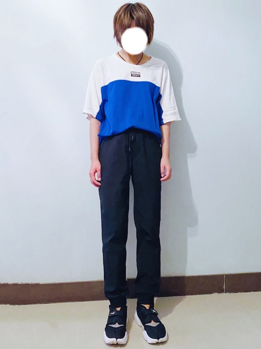 「秋のコーデ、ジョガーパンツ、ラインパンツ、Tシャツ、秋服準備はじめました、スニーカー、カジュアル、オトナカジュアル、おしゃれさんと繋がりたい、ゆるコーデ」｜「adidasのアイテム（Tシャツ/カットソー、その他）」を使った、RURURUKIAさん（レディース・165cm）の秋コーディネートの1枚目の写真