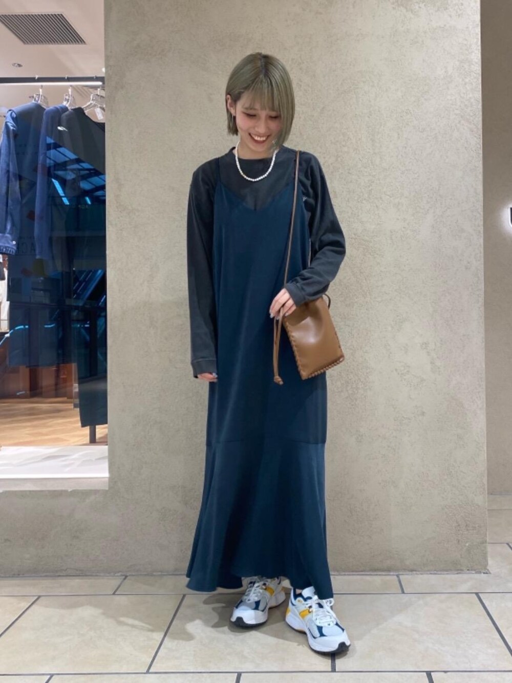 グリーン系のワンピース、ホワイト系のスニーカー、その他のTシャツ/カットソーを着用したレディースの夏コーディネートの1枚目の写真