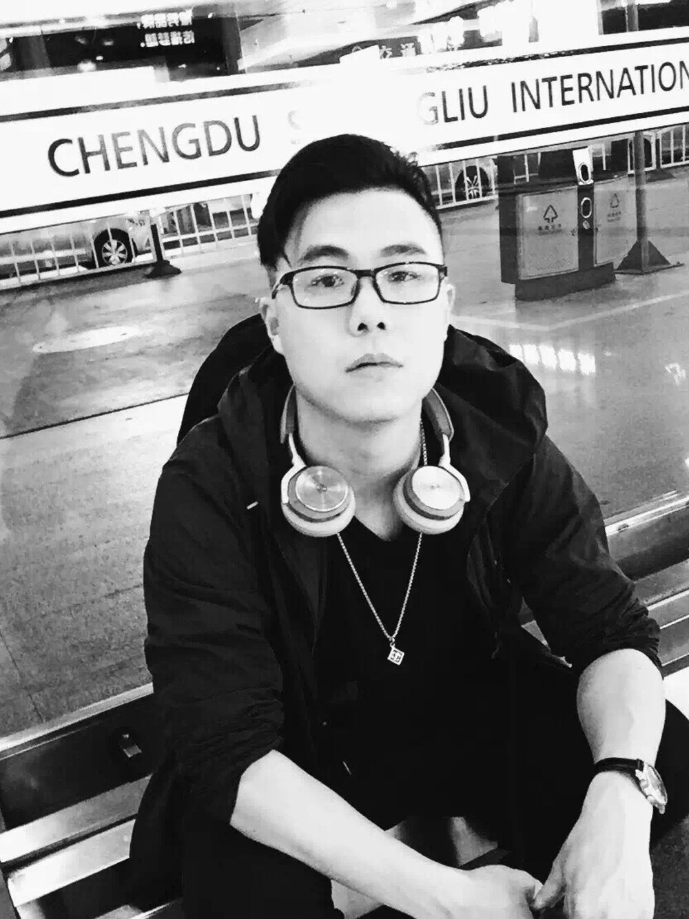 「airport」｜「b&oのアイテム（イヤーマフ、ゴールド系）」を使った、刘大人dukeさん（メンズ・174cm）の冬コーディネートの1枚目の写真