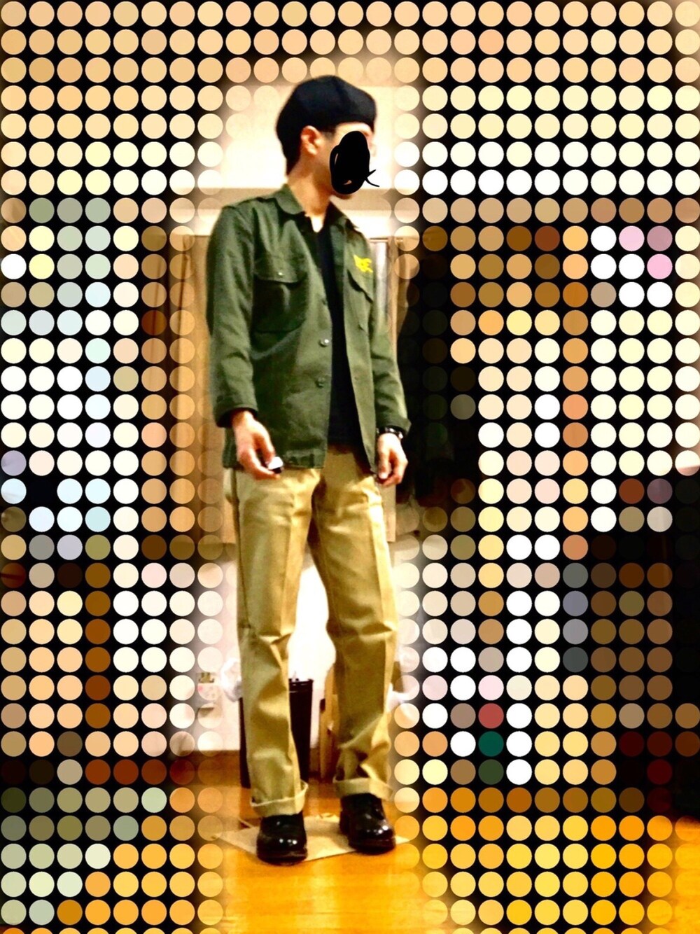 グリーン系のミリタリージャケット、ベージュ系のチノパンツ、ブラック系のドレスシューズを着用したメンズの春コーディネートの1枚目の写真