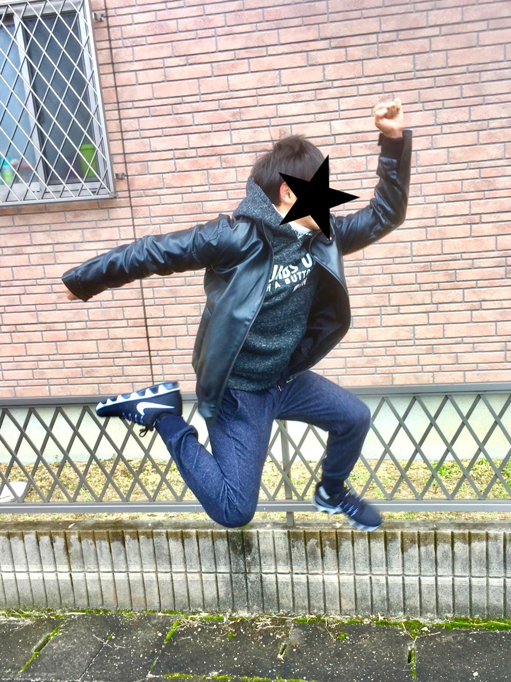 「冬、シンプル、ストリート、エアマックス、レザージャケット、ジョガーパンツ」｜「no brandのアイテム（ライダースジャケット、ブラック系）」を使った、だい 丸さん（メンズ・165cm）の冬コーディネートの1枚目の写真