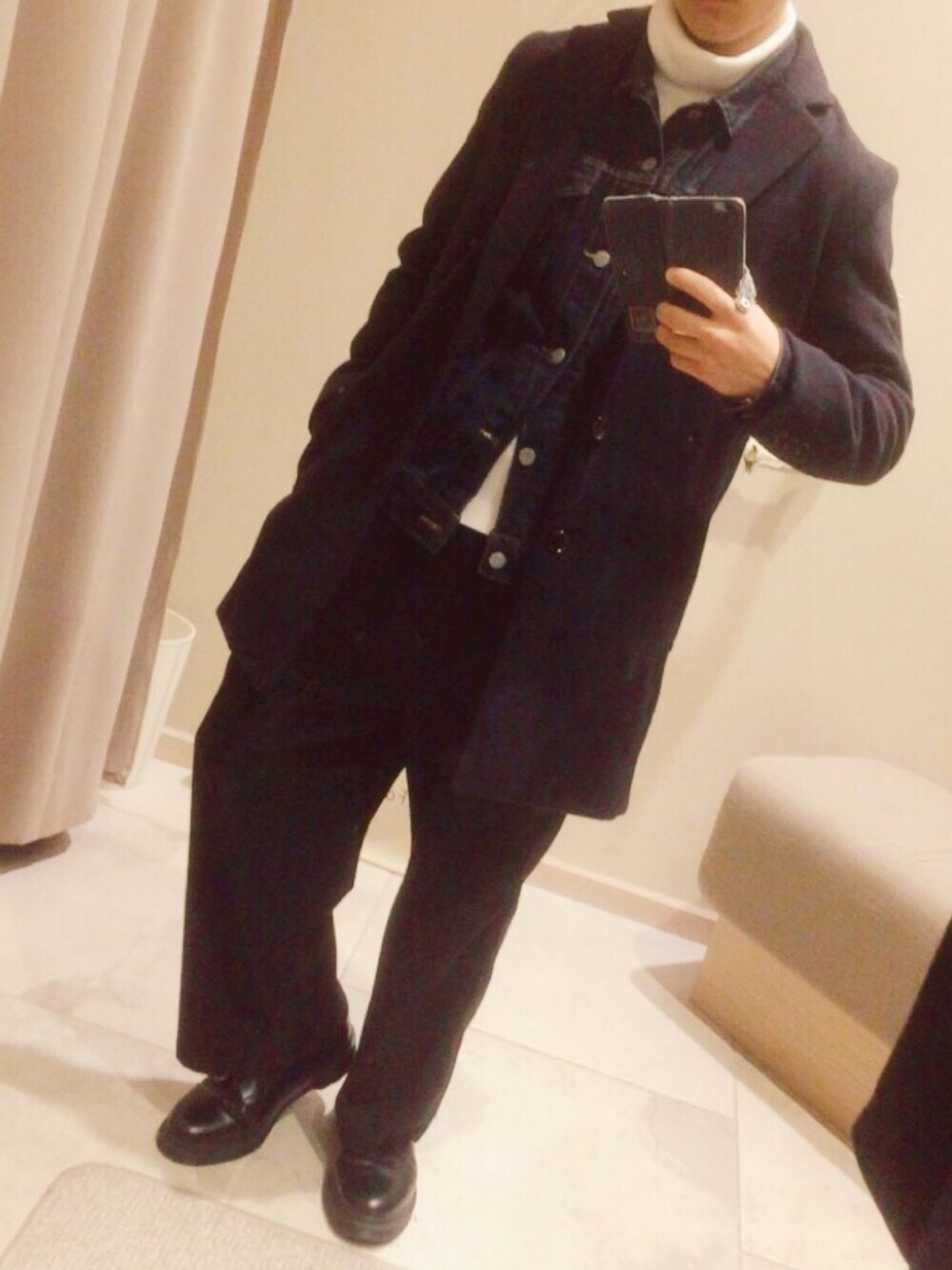 「カジュアル、大人カジュアル、はるコーデ、シンプルコーデ、デニム、チェスター、ワイドパンツ、ドクターマーチン、ユニクロ、ライトオン」｜「Dr. MartensのDr.Martens×BEAMS / 別注 パテント 3ホール（ドレスシューズ、ブラック系）」を使った、だい 丸さん（メンズ・165cm）の冬コーディネートの1枚目の写真